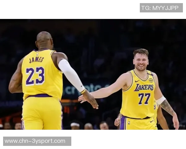 雷迪克称赞东契奇与里夫斯默契配合将提升进攻活力